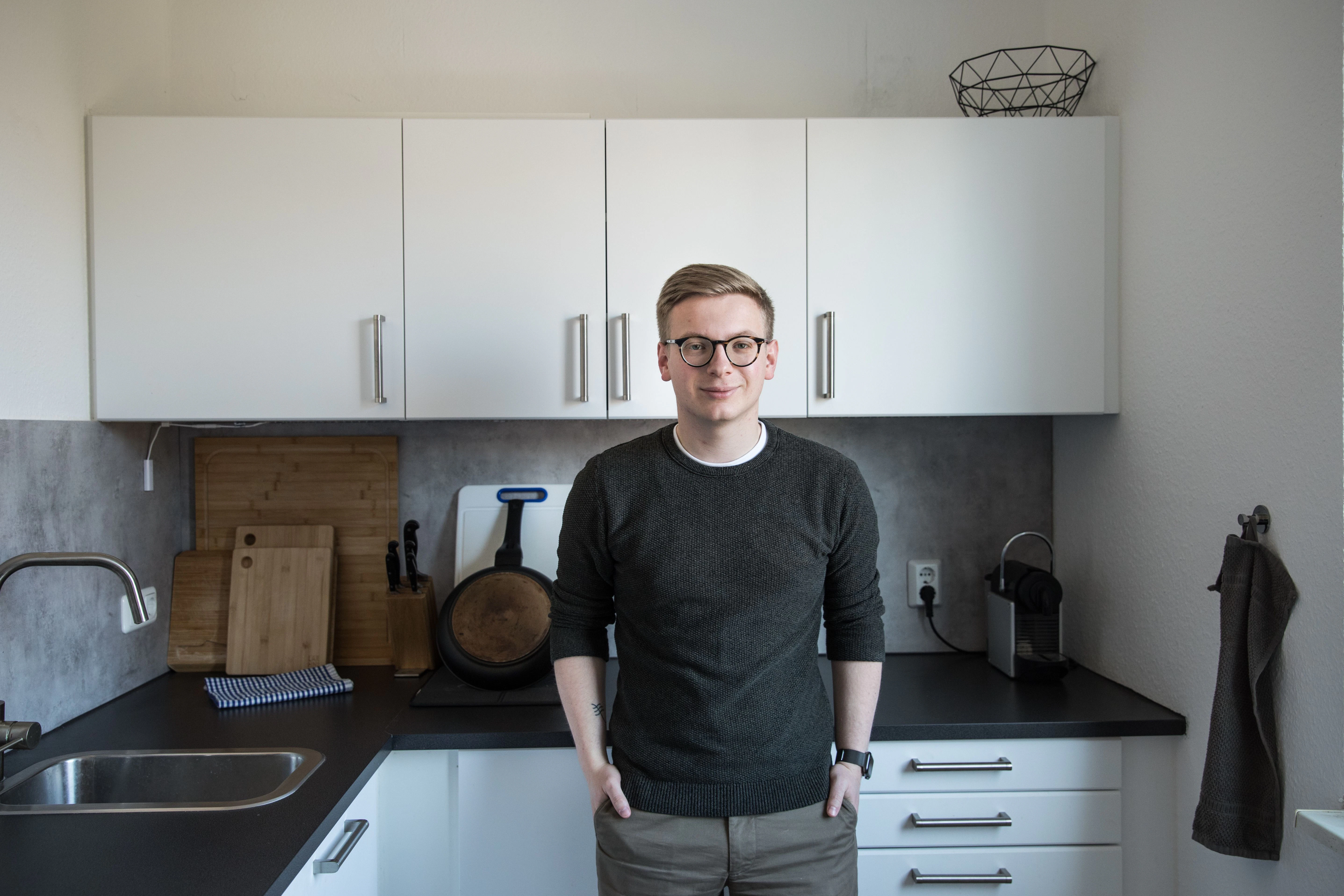 Ben Schneider zog vor zwei Jahren in eine 65-Quadratmeter-Wohnung in Hellersdorf.