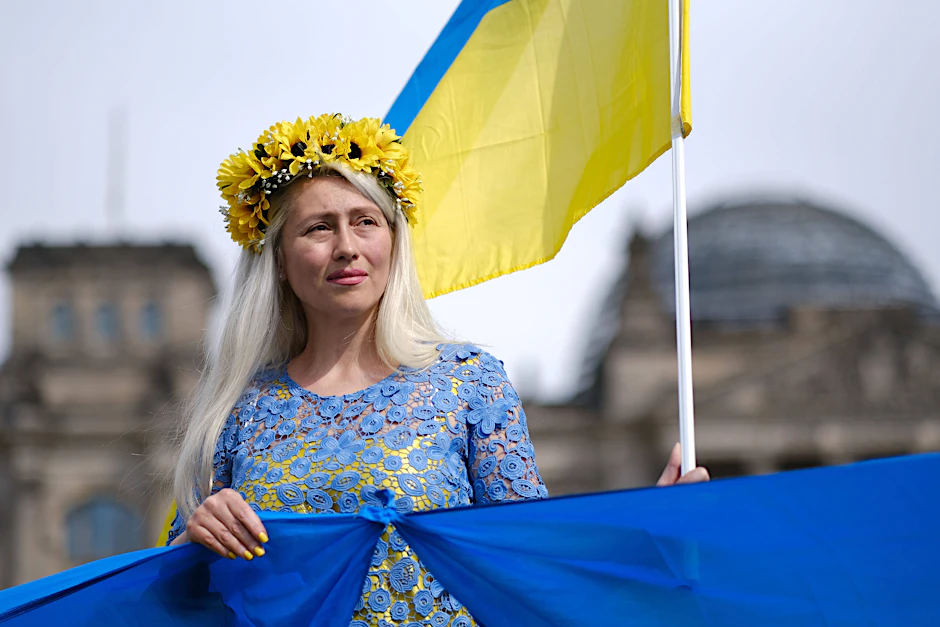 Ukrainische Demonstranten am Wochenende vor dem Berliner Reichstagsgebäude: Forderung nach schweren Waffen für die Ukraine.