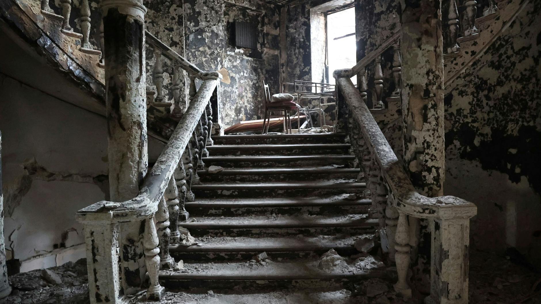 Das ausgebrannte Treppenhaus des Theaters in Mariupol zu sehen. Das russische Militär bombardierte das Theater am 16. März, während es von Zivilisten als Schutzraum genutzt wurde.