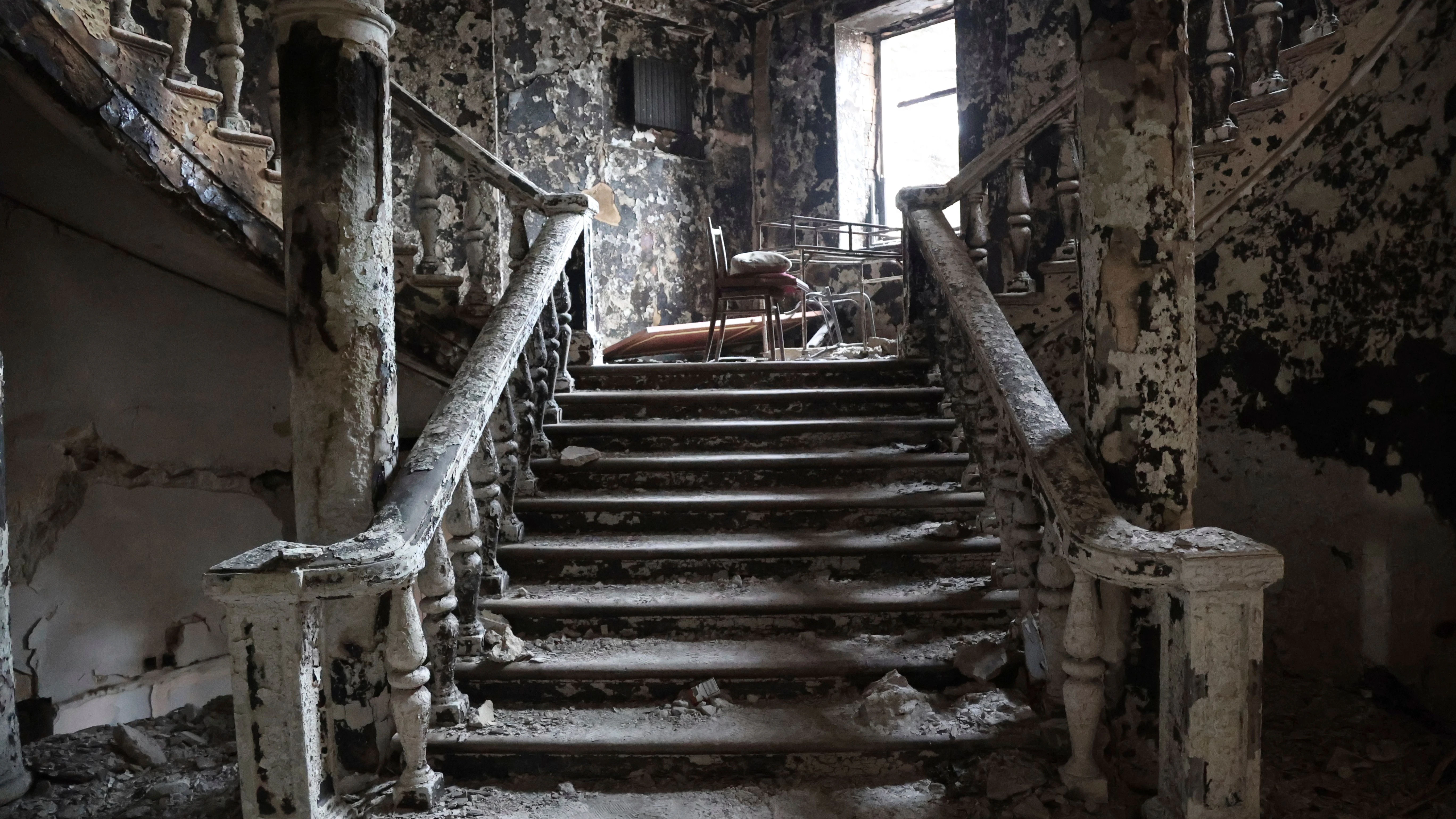 Das ausgebrannte Treppenhaus des Theaters in Mariupol zu sehen. Das russische Militär bombardierte das Theater am 16. März, während es von Zivilisten als Schutzraum genutzt wurde.
