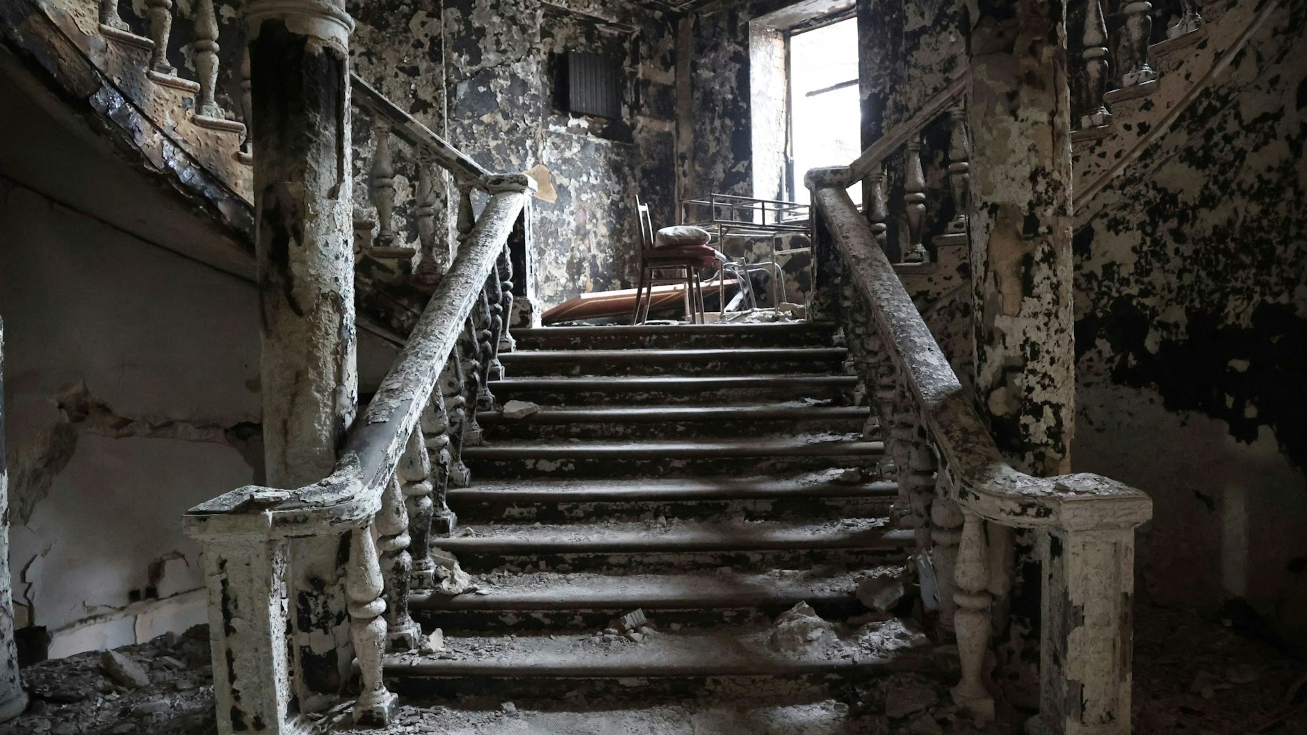 Das ausgebrannte Treppenhaus des Theaters in Mariupol zu sehen. Das russische Militär bombardierte das Theater am 16. März, während es von Zivilisten als Schutzraum genutzt wurde.
