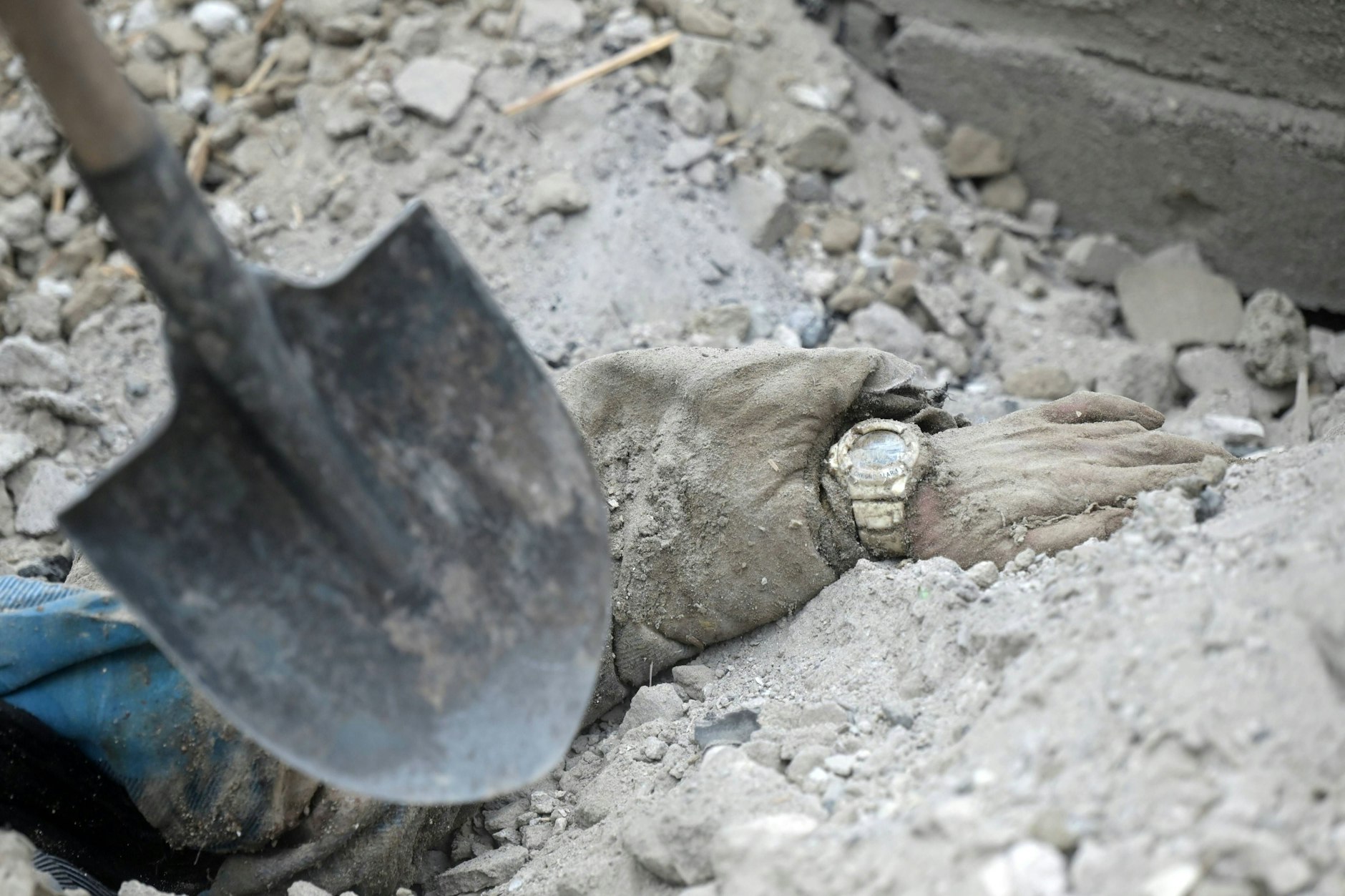 Ein Leichnam wird im Theater von Mariupol geborgen.
