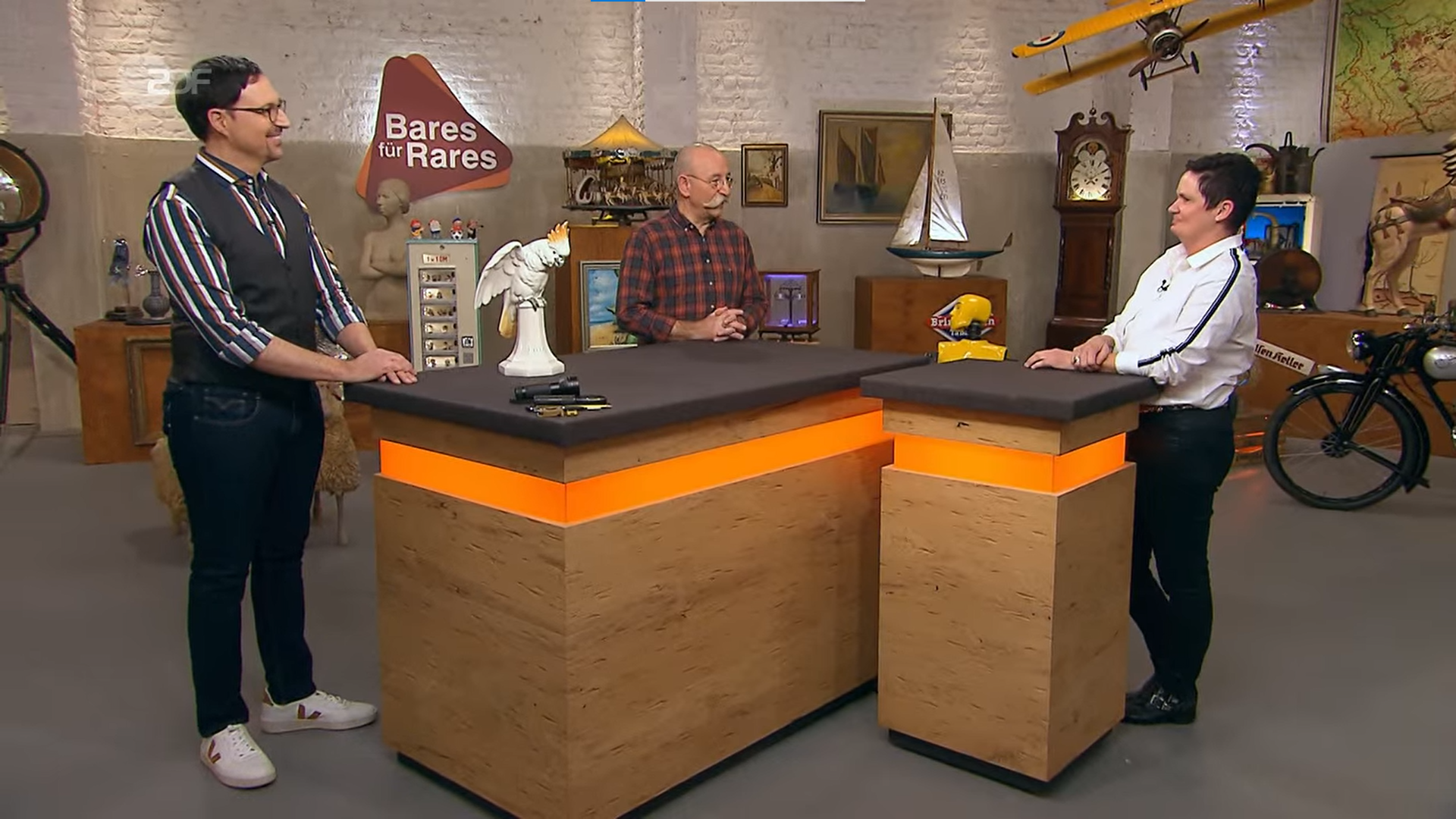 Image - Teurer Kitsch bei „Bares für Rares“! Hand aufs Herz: Hätten Sie für diesen lachenden Kakadu SO VIEL Geld bezahlt?