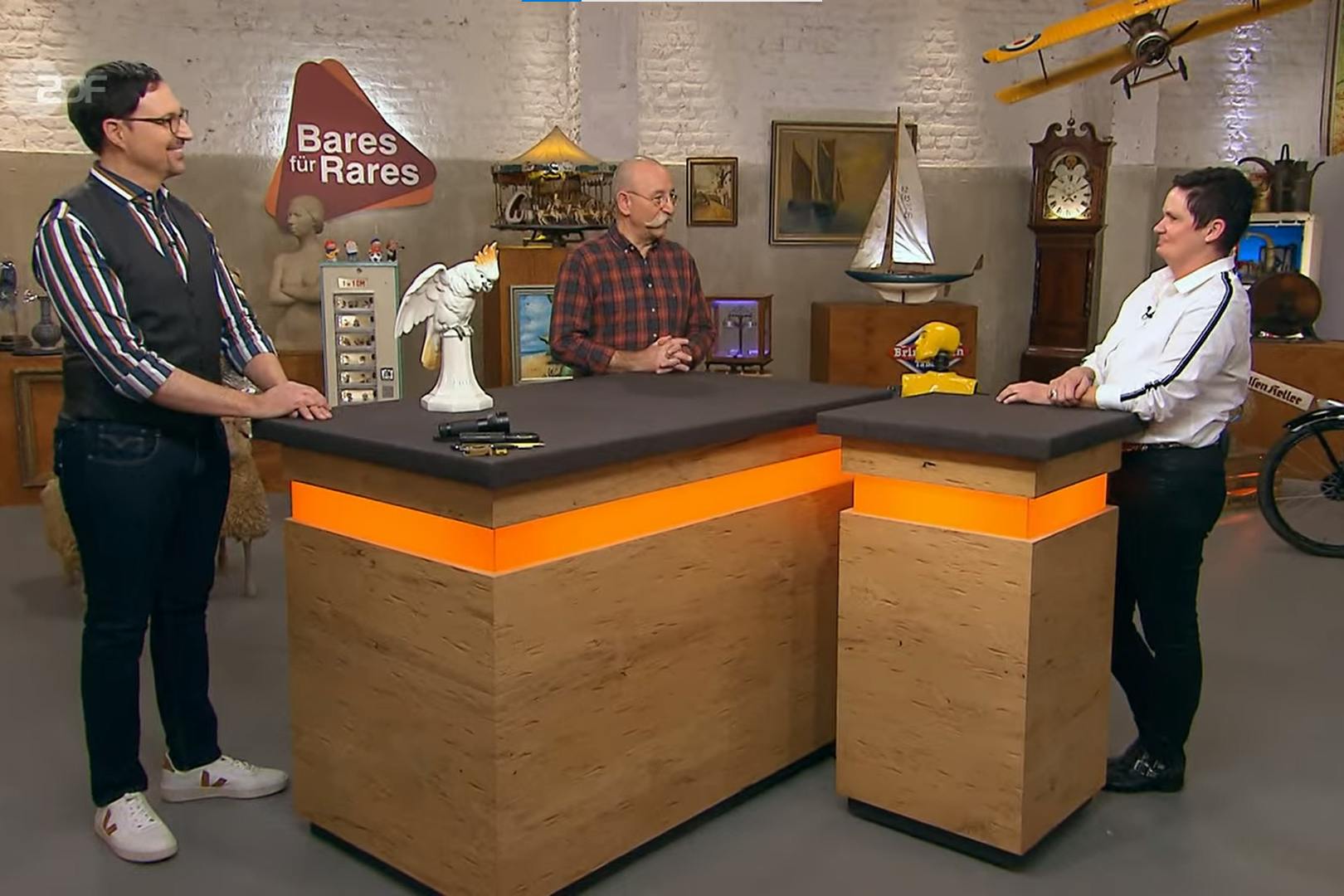 Sogar der „Bares für Rares“-Experte Colmar Schulte-Goltz ist von dem Vogel sehr angetan - und auch Moderator Horst Lichter hört genau zu.