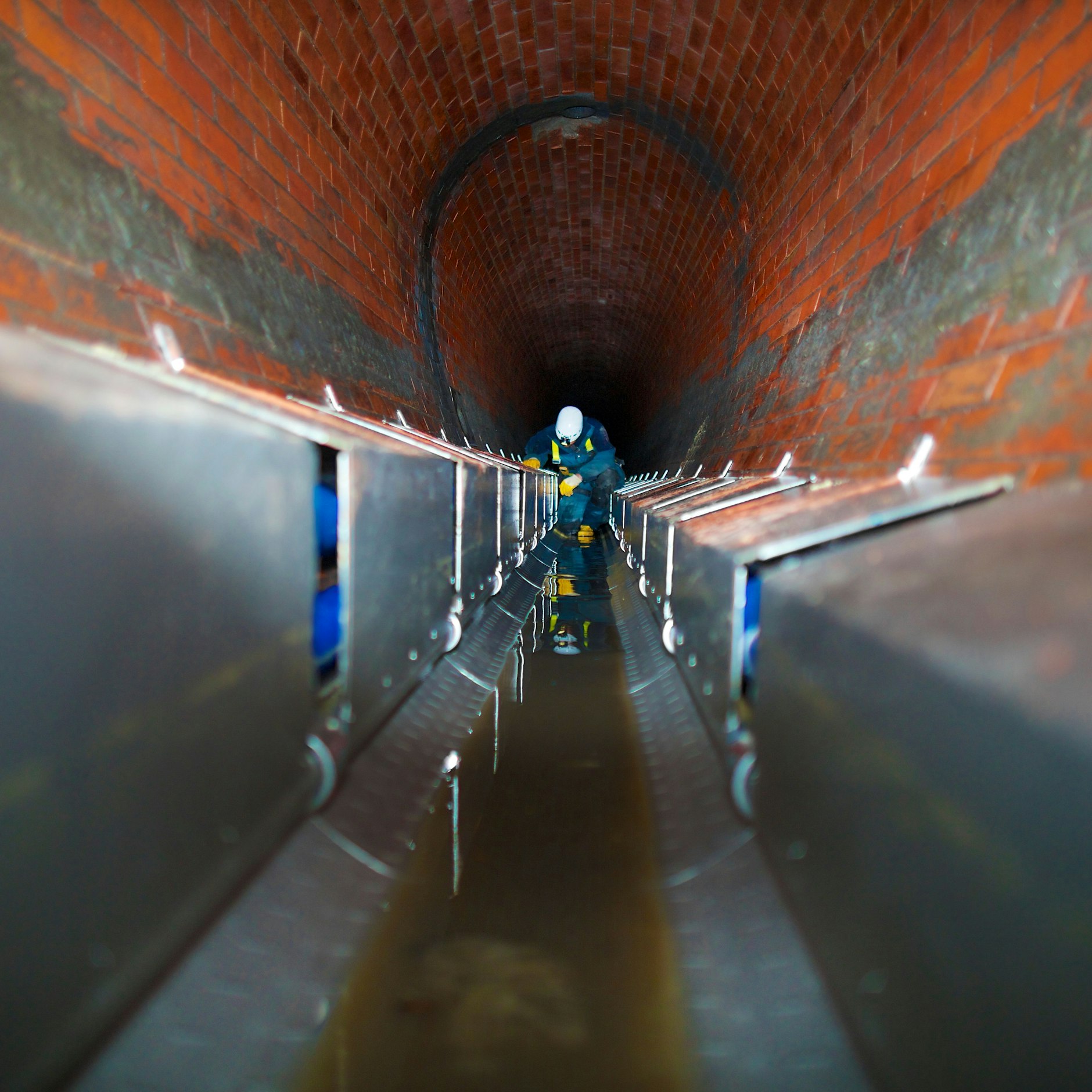 Wärmetauscher in der Sohle eines Abwasserkanals.