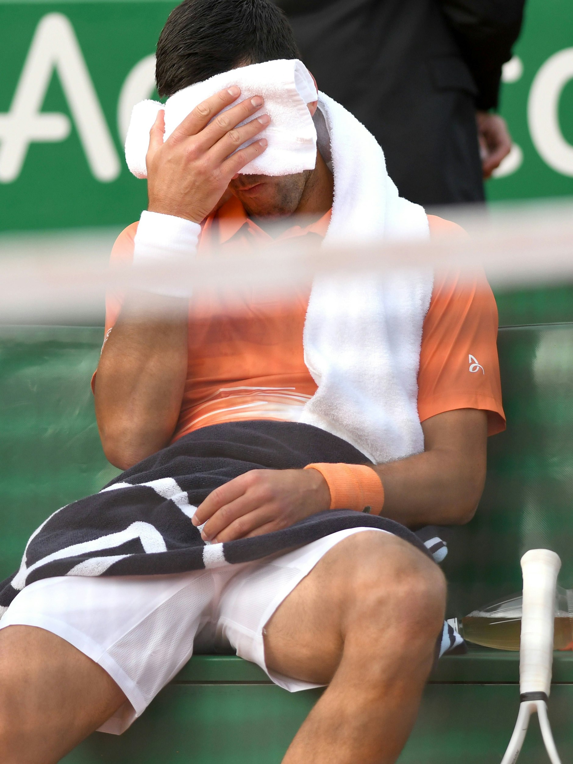 Novak Djokovic wirkte in Belgrad sehr erschöpft, griff in den kurzen Spielpausen auf der Bank immer wieder nach Kältetüchern.