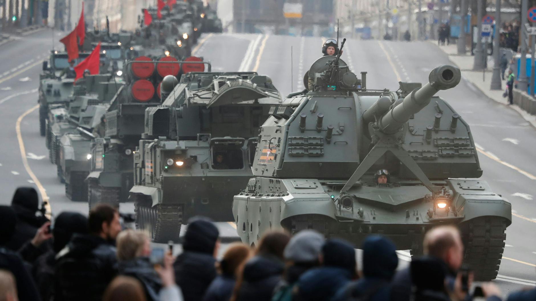 Eine russische Panzerartillerie und Militärfahrzeuge fahren während einer Probe für die Militärparade zum Tag des Sieges in Richtung Roter Platz.