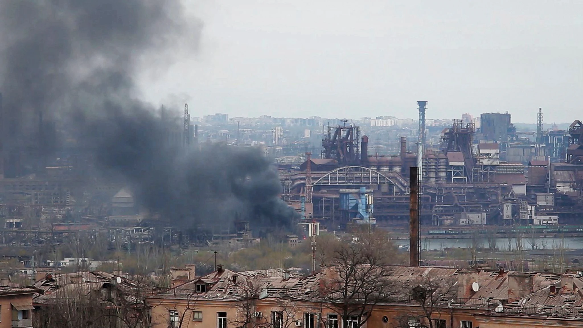 Rauch steigt aus dem Stahlwerk Azovstal in Mariupol auf. Noch immer harren hier Kämpfer und Zivilisten aus. 