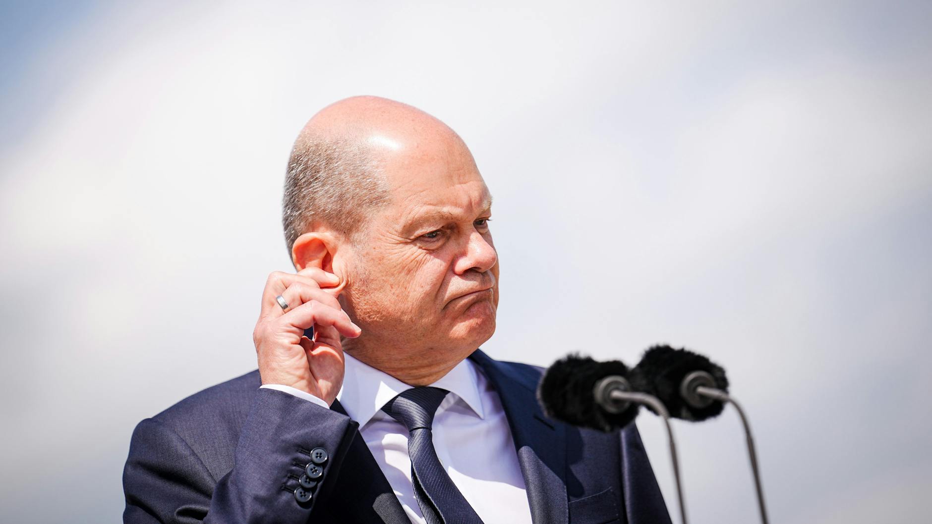 Bundeskanzler Olaf Scholz (SPD) gibt die Abschlusspressekonferenz vor dem Schloss Meseberg.