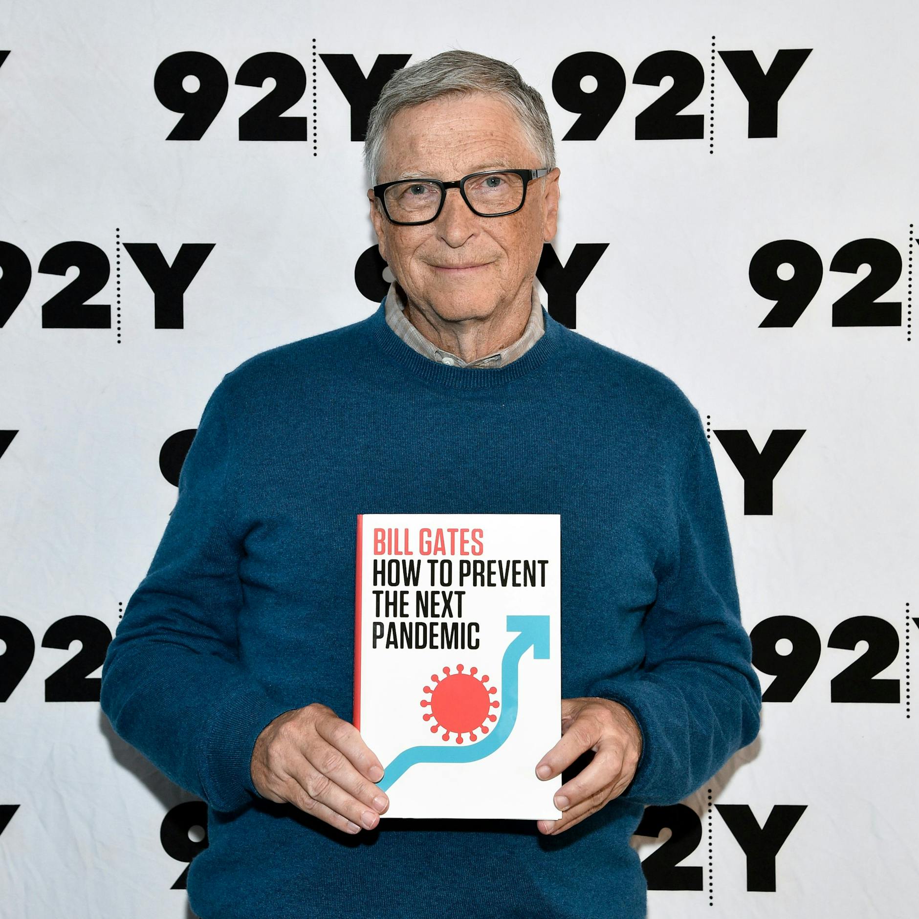 Bill Gates mit seinem neuen Buch „Wie wir die nächste Pandemie verhindern können“.