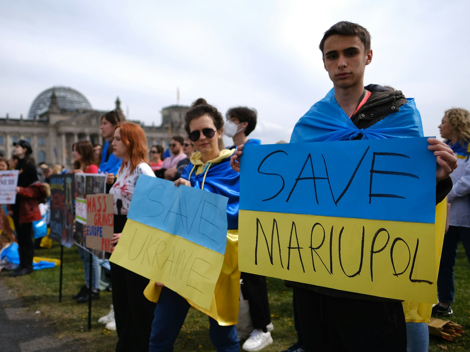 Ukrainische Demonstranten am Wochenende vor dem Berliner Reichstagsgebäude: Forderung nach schweren Waffen für die Ukraine.