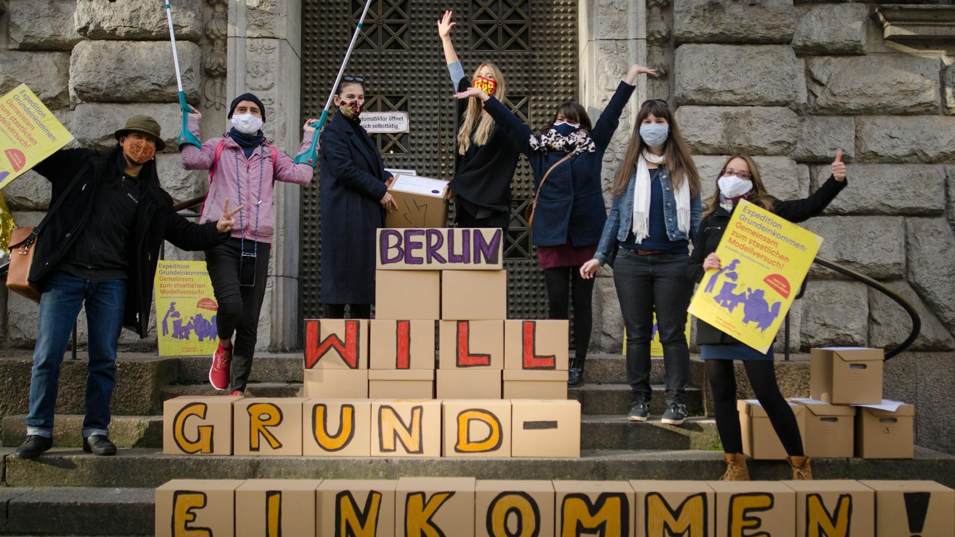 Die Mitglieder von Expedition Grundeinkommen werben für den Volksentscheid zu einem Grundeinkommen in Berlin. Zunächst soll es dafür einen Modellversuch geben.