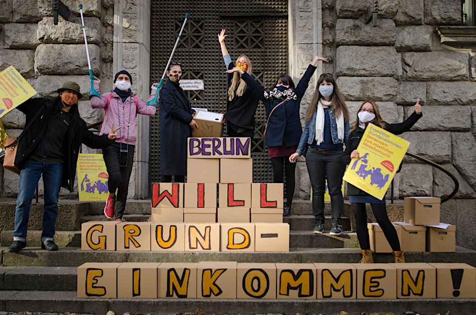 Die Mitglieder von Expedition Grundeinkommen werben für den Volksentscheid zu einem Grundeinkommen in Berlin. Zunächst soll es dafür einen Modellversuch geben.