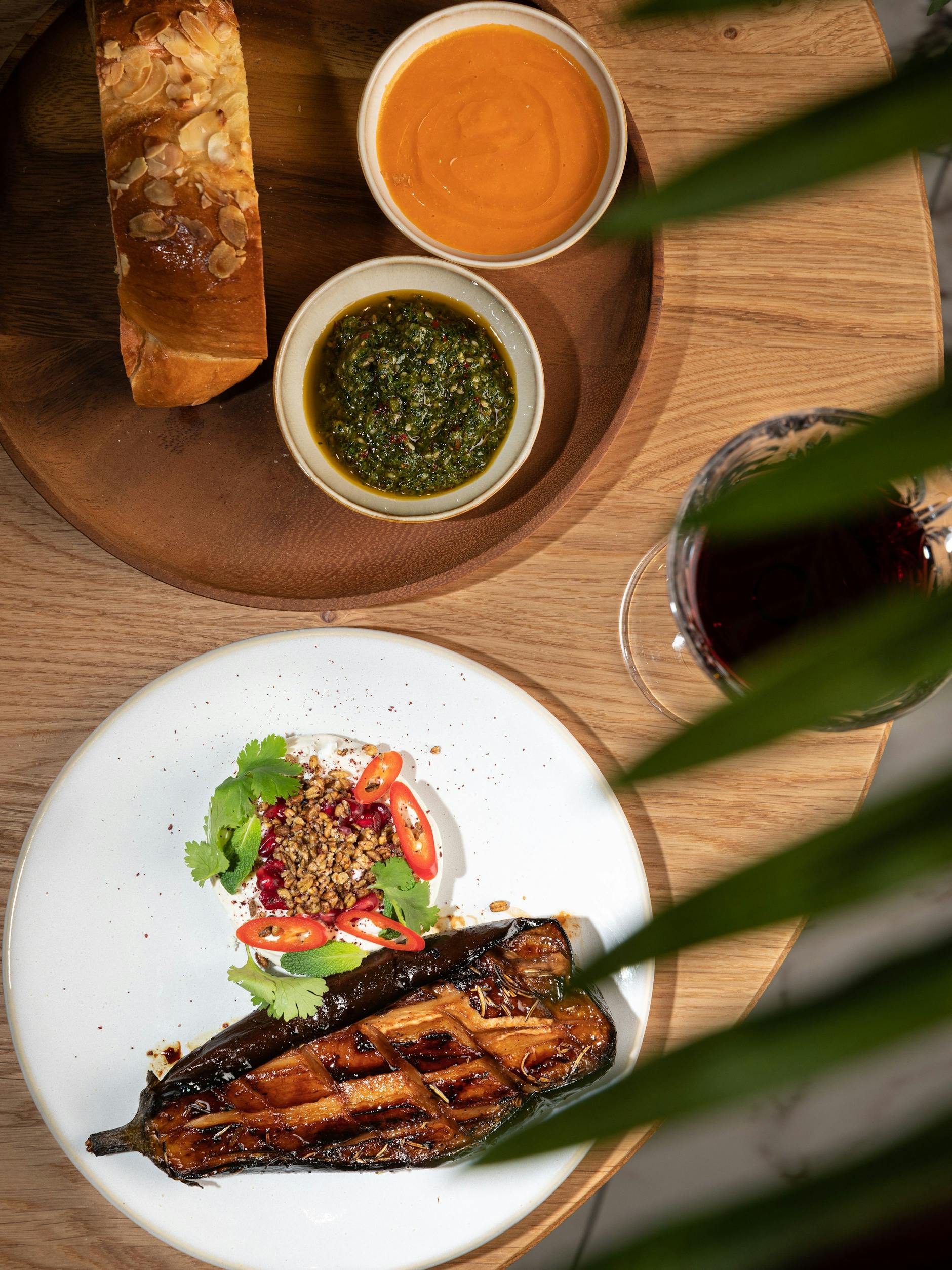Glasierte Aubergine mit Challah-Brot, Granatapfel und Feta.