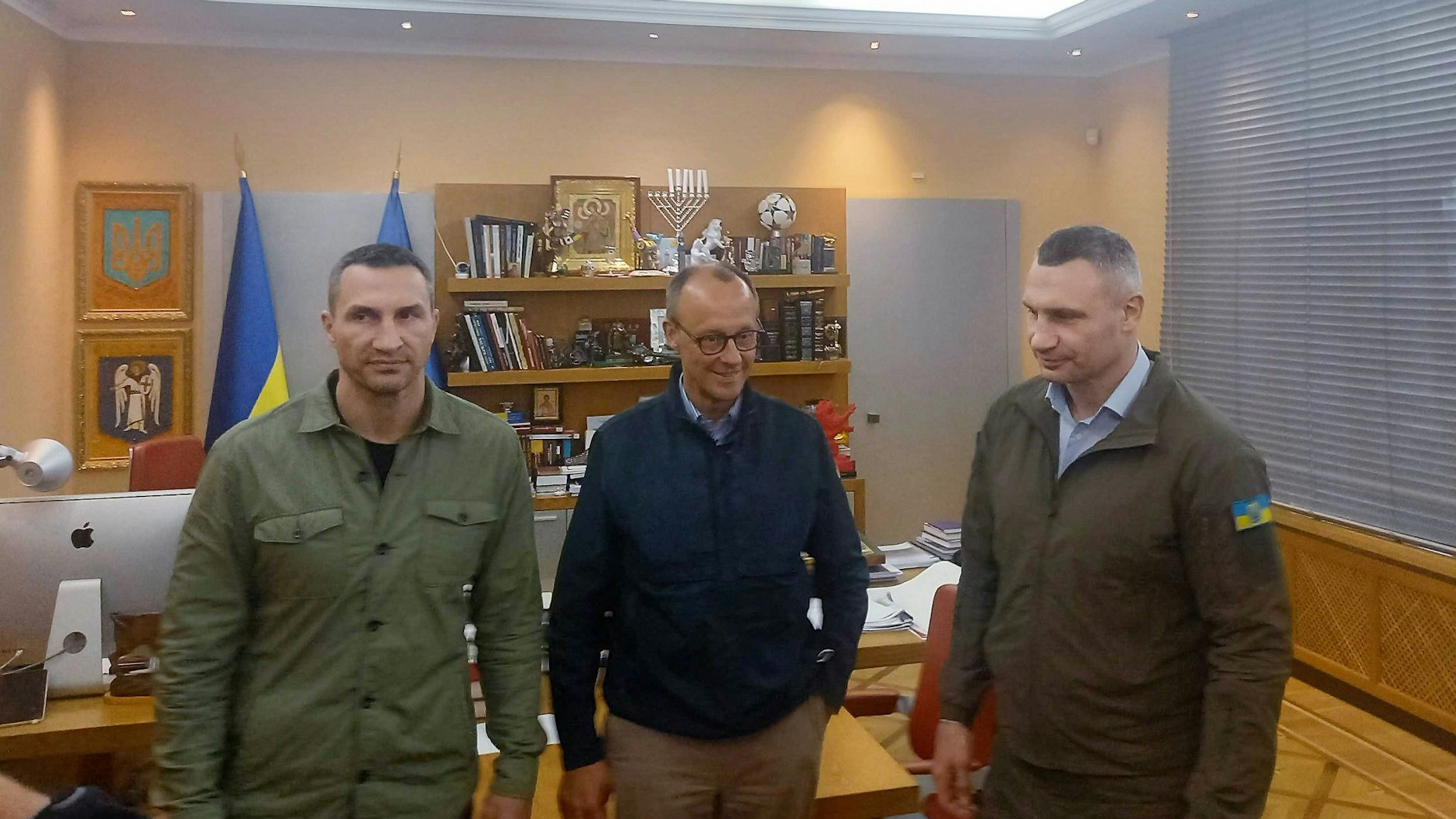 Zwischen den Brüder Wladimir und Vitali Klitschko (r.) wirkt Merz dagegen eher klein.