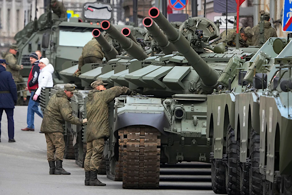St. Petersburg: Russische Soldaten säubern Panzer vor einer Probe für die Militärparade zum Tag des Sieges.
