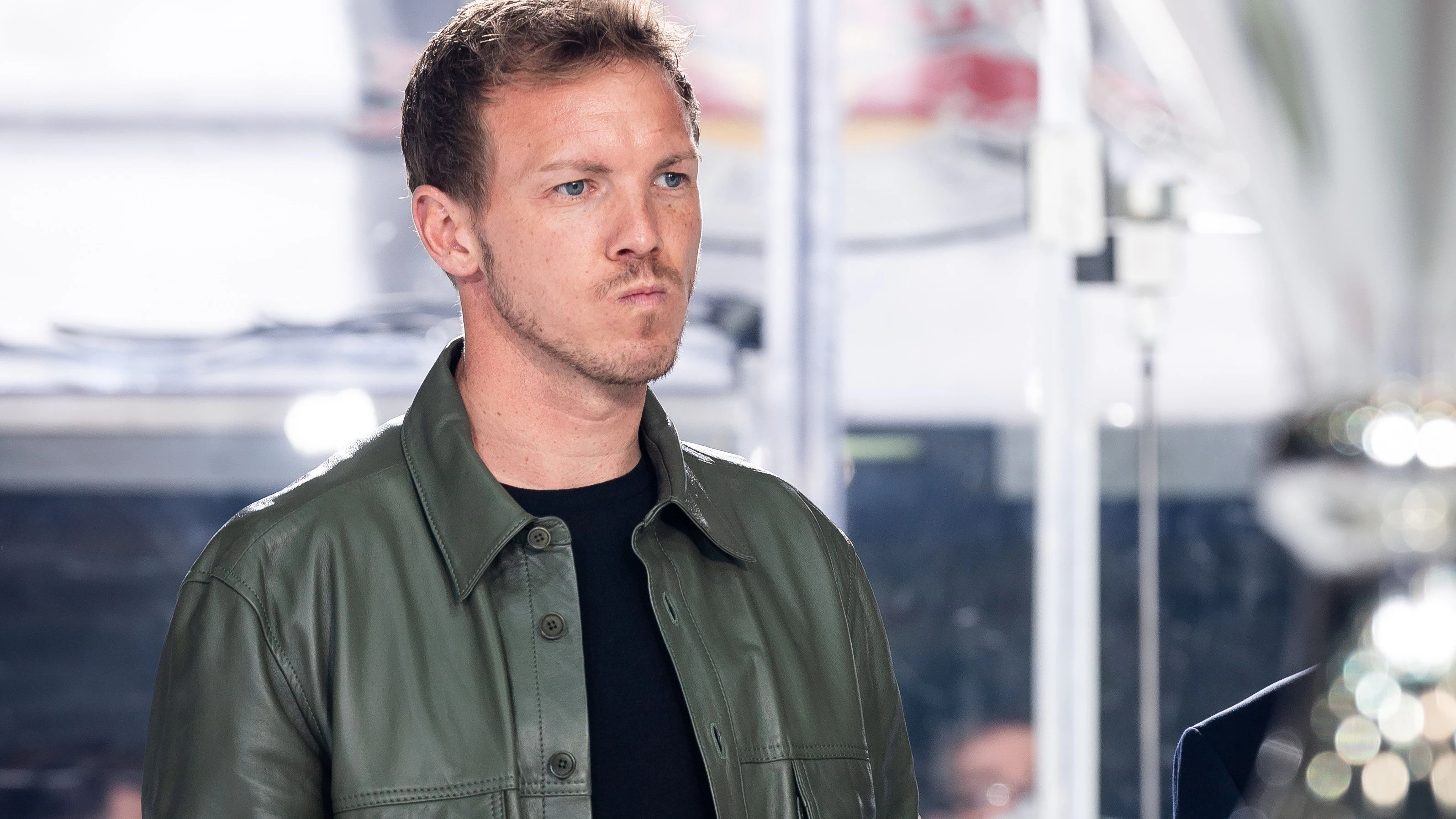 Hatte wohl auf einen Sieg von München gesetzt ... FC-Bayern-Trainer Julian Nagelsmann ist live in der Olympia-Eishalle und mit dem Spielverlauf sichtlich nicht ganz zufrieden.