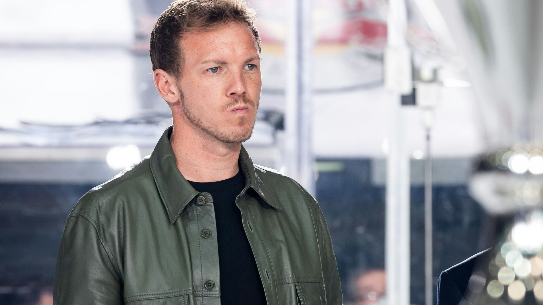 Hatte wohl auf einen Sieg von München gesetzt ... FC-Bayern-Trainer Julian Nagelsmann ist live in der Olympia-Eishalle und mit dem Spielverlauf sichtlich nicht ganz zufrieden.