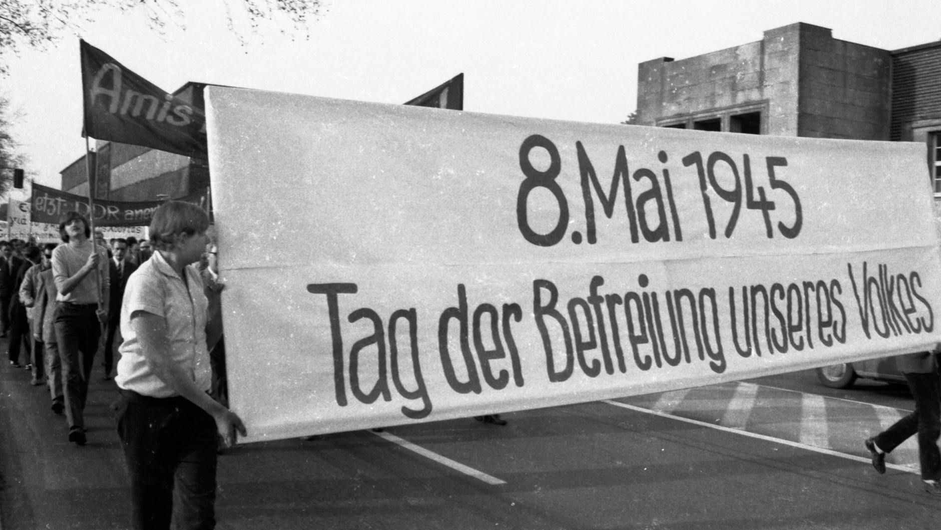 Düsseldorf, 8.Mai 1966. Linke und Friedensbewegung feiern den „Tag der Befreiung“ lange bevor er zum Feiertag wird