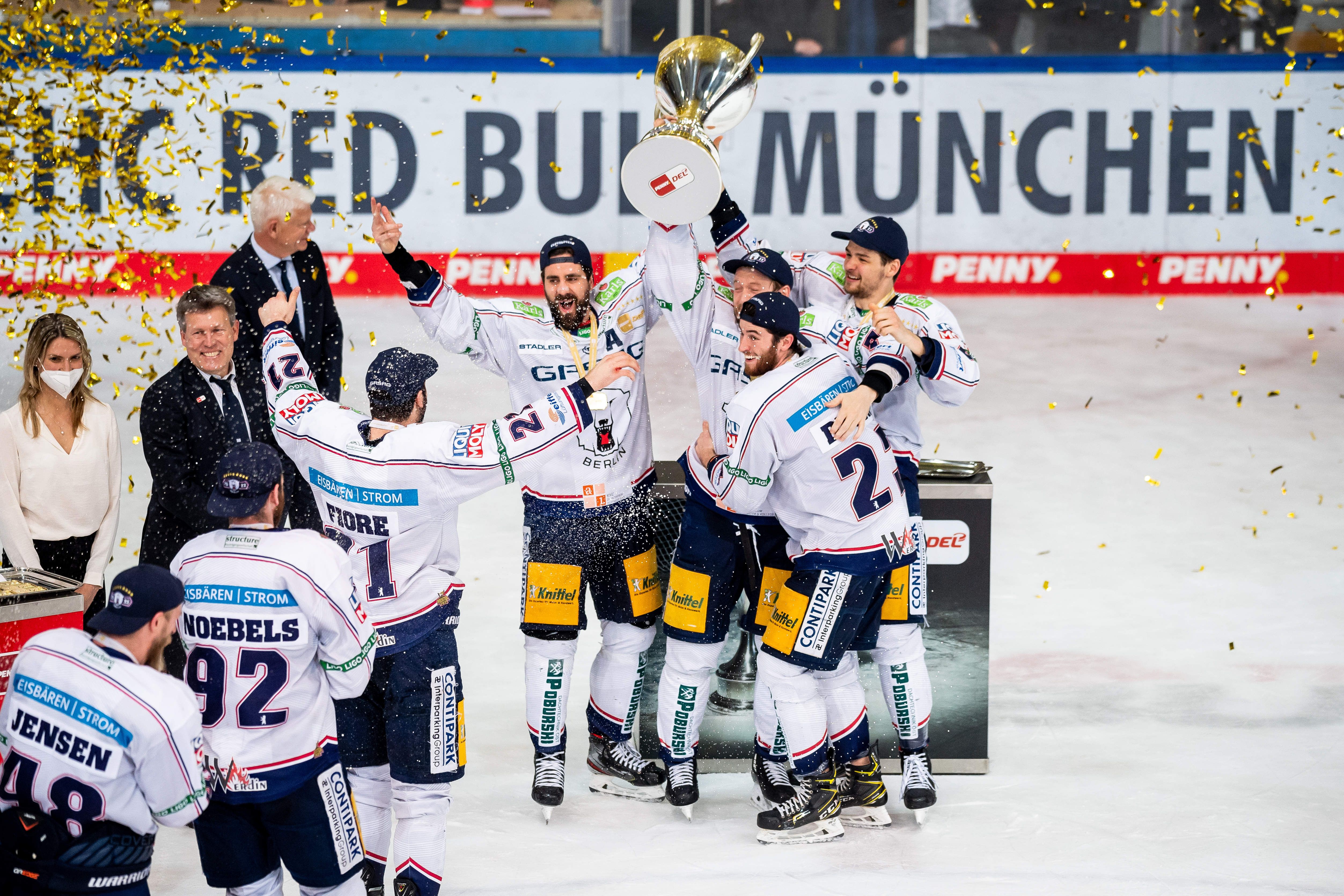 Image - Meistertitel Nr. 9 ist da! Eiskalte Eisbären sind die Könige auf dem ewigen Eis ...