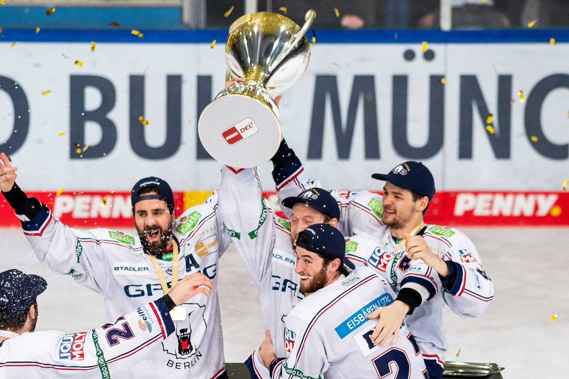 Da ist das Ding! Eisbären-Kapitän Frank Hördler stemmt in München den Meister-Pokal.