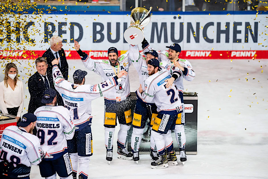 Da ist das Ding! Eisbären-Kapitän Frank Hördler stemmt in München den Meister-Pokal.