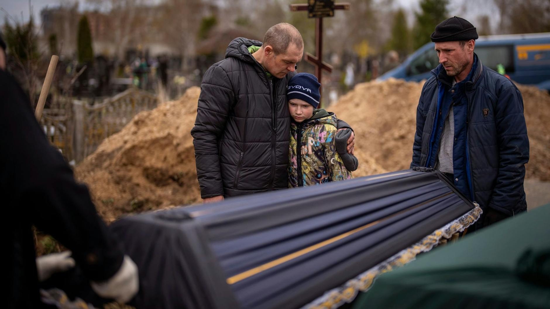 Der zehnjährige Wowa steht mit Vater am Grab seiner in Butscha getöteten Mutter: "Schuld wie eine vergewaltigte Frau mit Minirock".