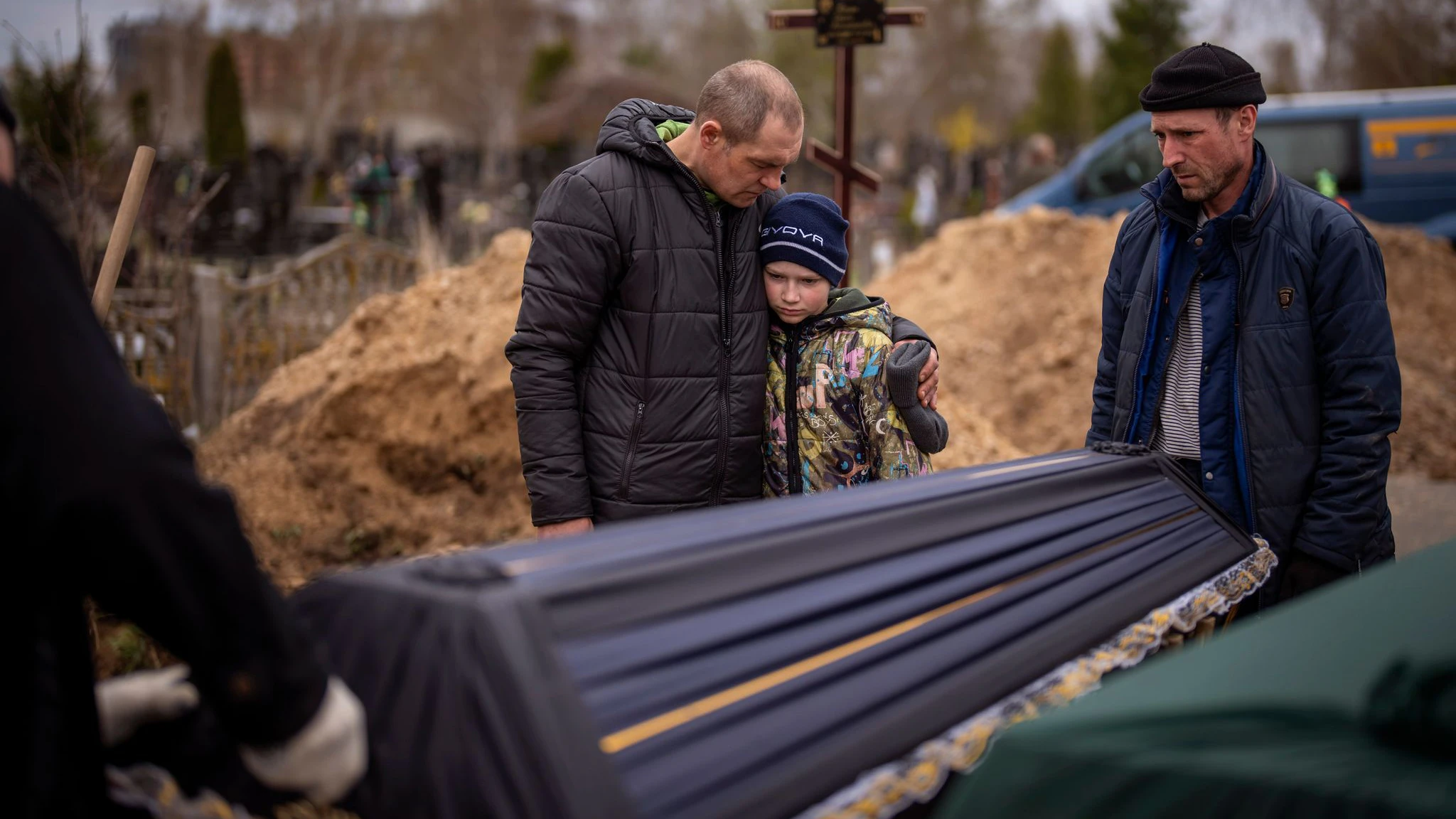 Der zehnjährige Wowa steht mit Vater am Grab seiner in Butscha getöteten Mutter: "Schuld wie eine vergewaltigte Frau mit Minirock".