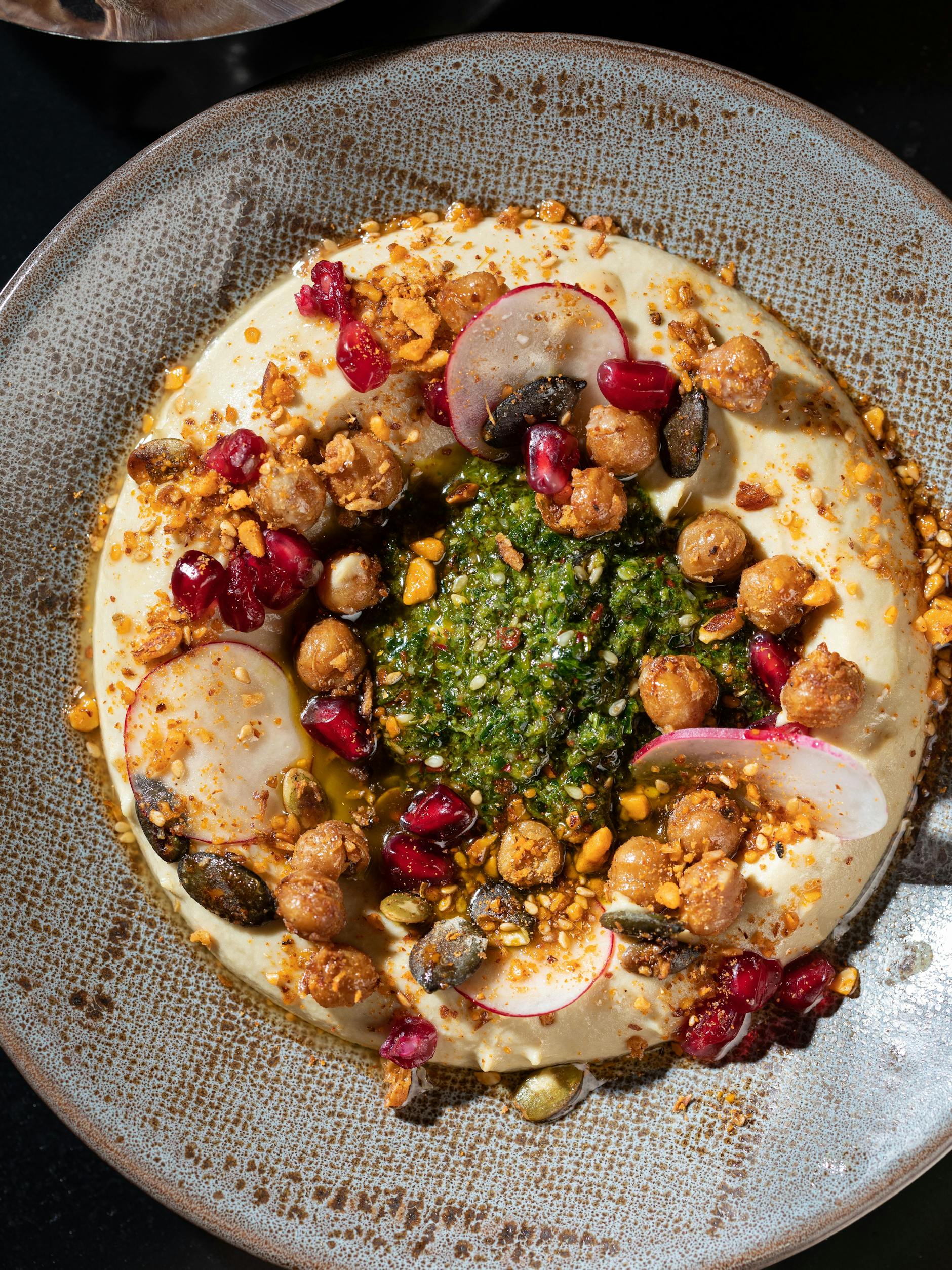 Hummus mit Granatapfel, Levante-Chimichurri und Dukkah.