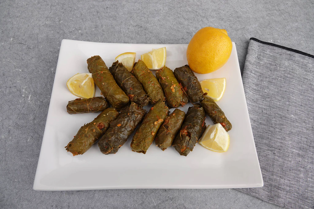 Die perfekte Beilage zum Grillen: Machen Sie gefüllte Weinblätter nach Omas Rezept einfach selbst!
