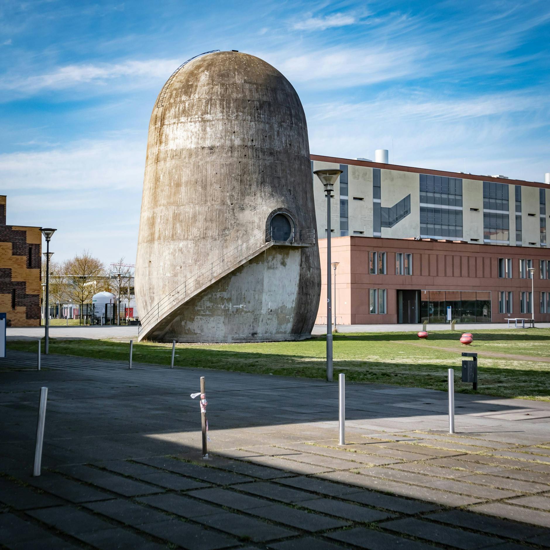 Der Trudelturm steht auf dem Uni-Campus in Adlershof. Für das Plattencover von Rammstein wurde aber die Umgebung verändert.