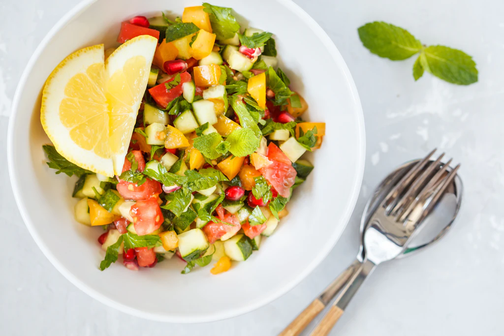 Lecker, frisch und knackig: So machen Sie einen Israelischen Salat für Ihr Grill-Buffet!