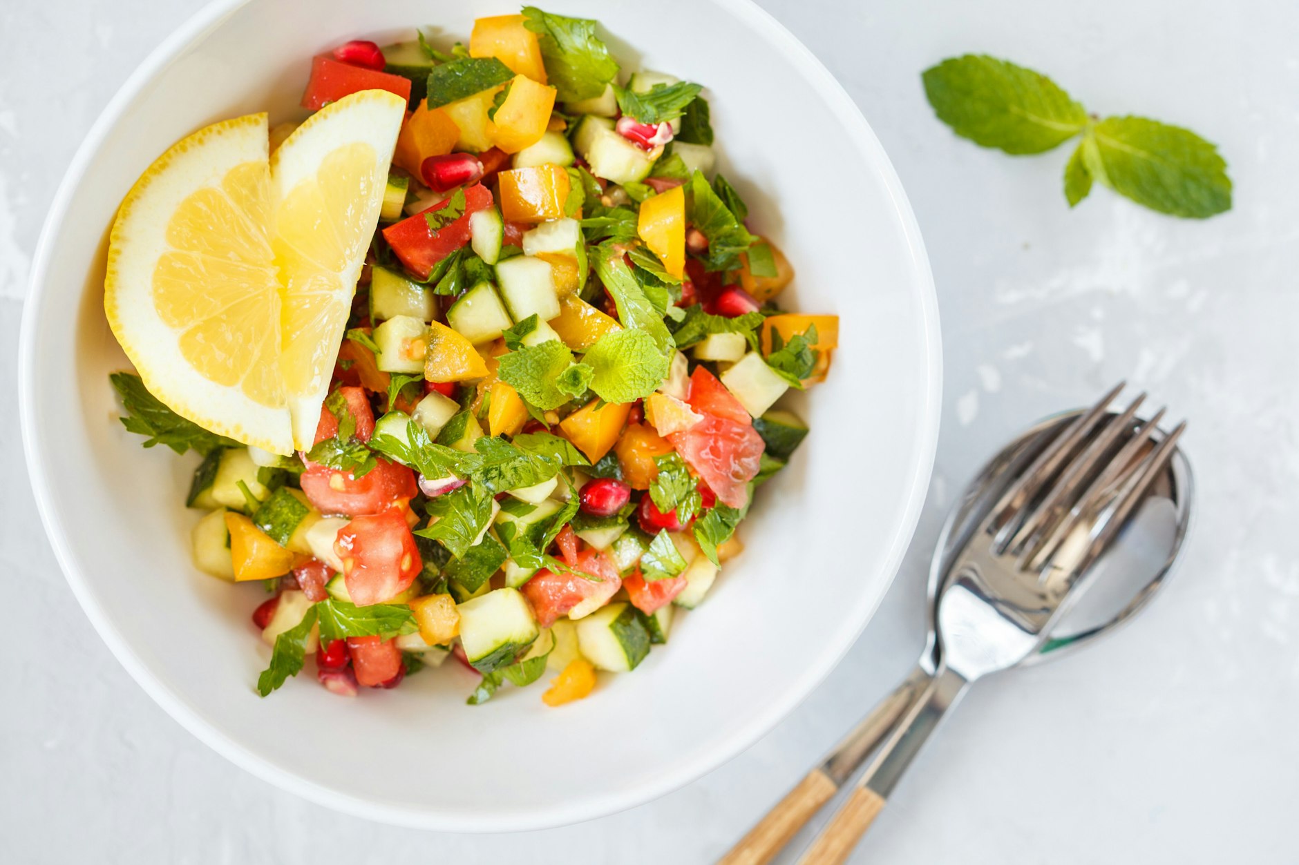 Ein Israelischer Salat schmeckt knackig und frisch.