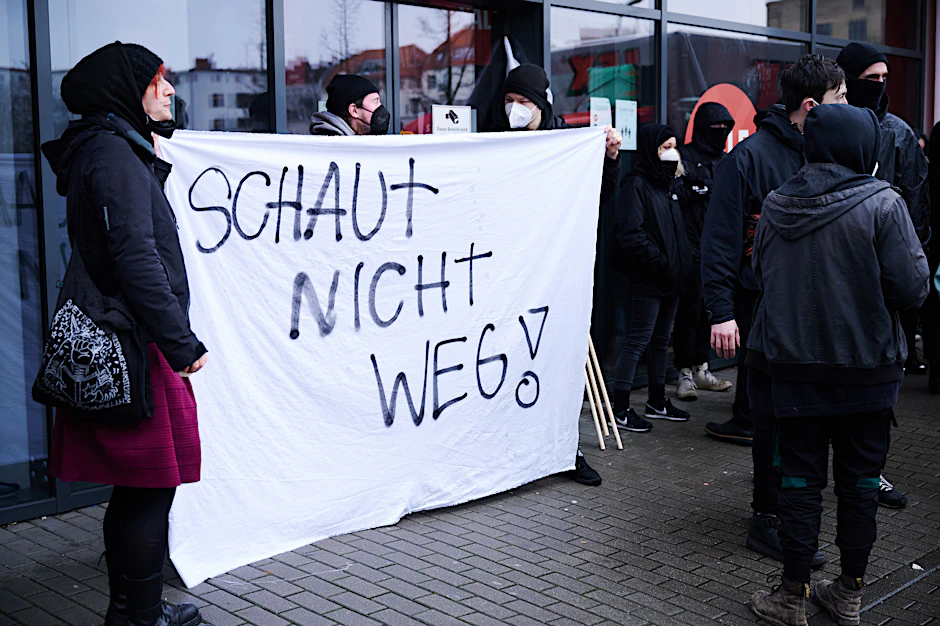Demonstranten auf der Demonstration „Schaut nicht weg! Solidarität mit Dilan und allen Betroffenen rassistischer Gewalt!“ Dilan wurde am 5. Februar an der Tramhaltestelle Greifswalder Straße rassistisch angegriffen. Obwohl viele Menschen an der Station anwesend waren, kam ihr niemand zu Hilfe.