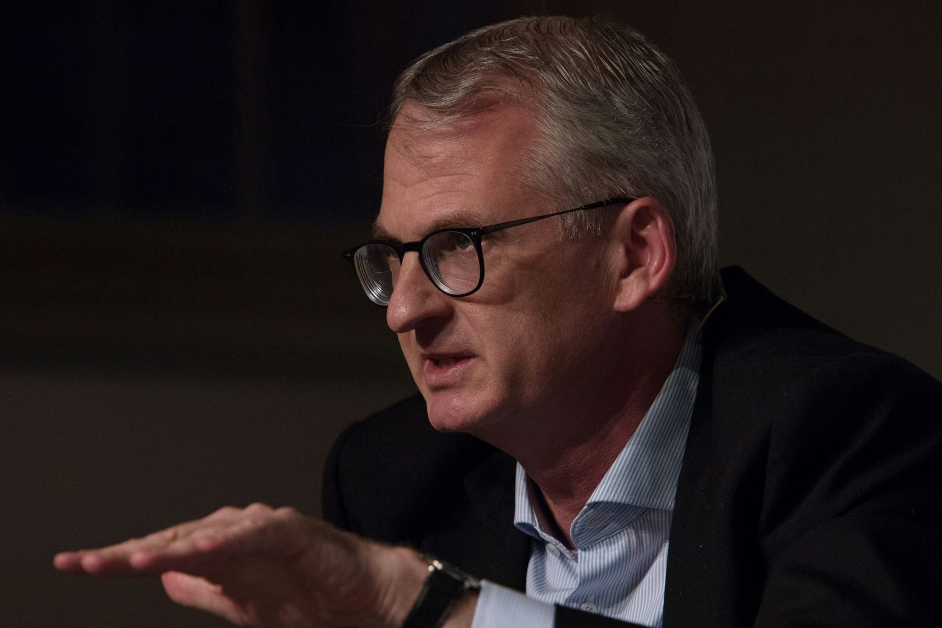 Timothy Snyder während eines Gesprächs.