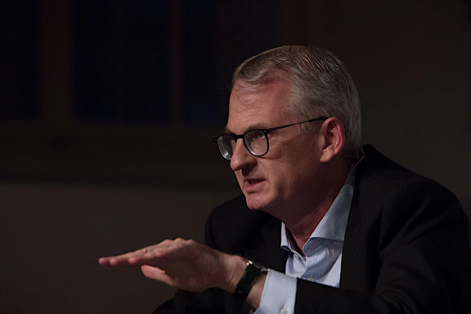 Timothy Snyder während eines Gesprächs.