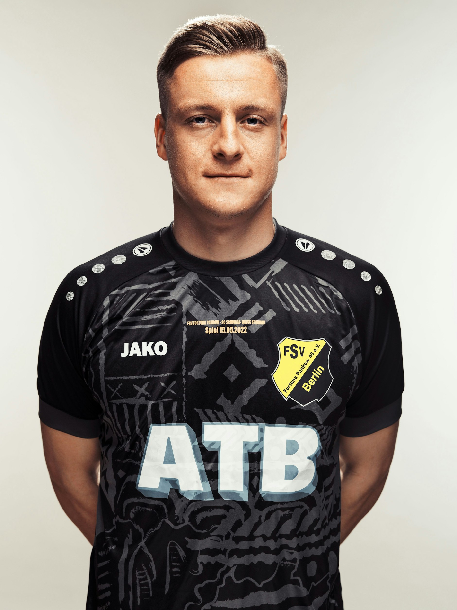 Felix Kroos präsentiert das eigens für die Partie am 15. Mai entworfene Trikot des FSV Fortuna Pankow.