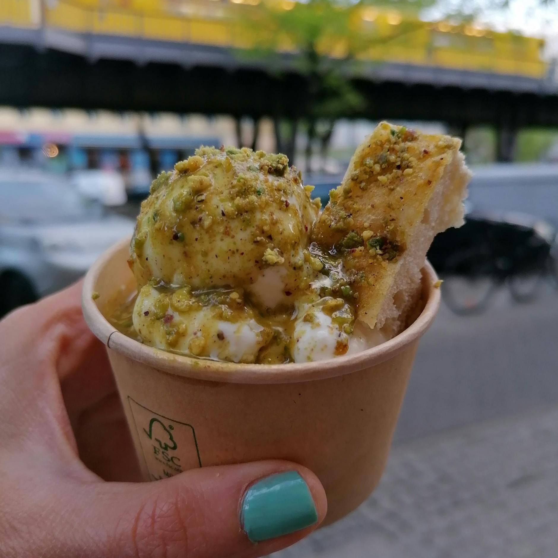 Antonio Tomasellos Kreuzberger Kreation für die Aktionswoche: Büffelmilcheis mit Focaccia und Pistazie.