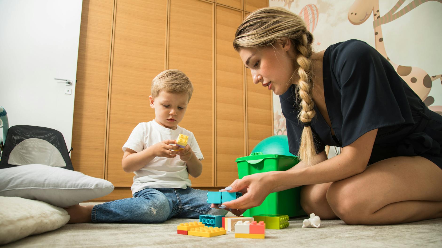 Mütter sind öfter alleinerziehend als Väter. Dafür müssen Väter Unterhalt zahlen (Symbolbild).