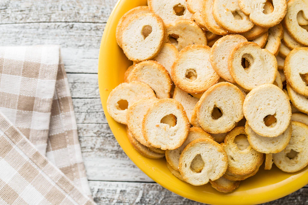 Unglaubliches Rezept für den Grillabend: Haben Sie schonmal Salat aus Brotchips gemacht? Er ist die PERFEKTE Beilage – und so einfach…