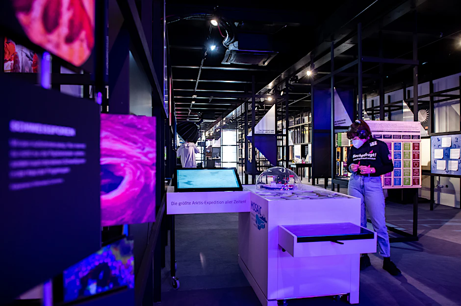 Blick in das Science Center im Bauch der „MS Wissenschaft“.