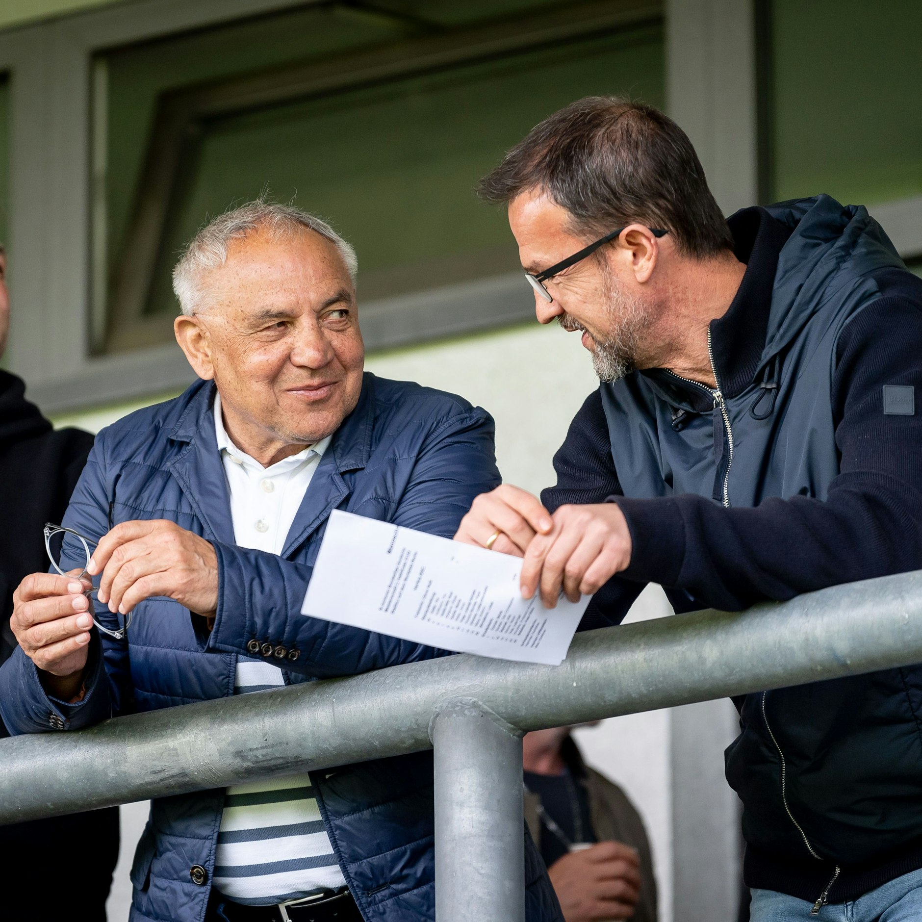 Herthas Trainer Felix Magath und Manager Fredi Bobic tüfteln an einem Plan, um Marcel Lotka zu behalten.