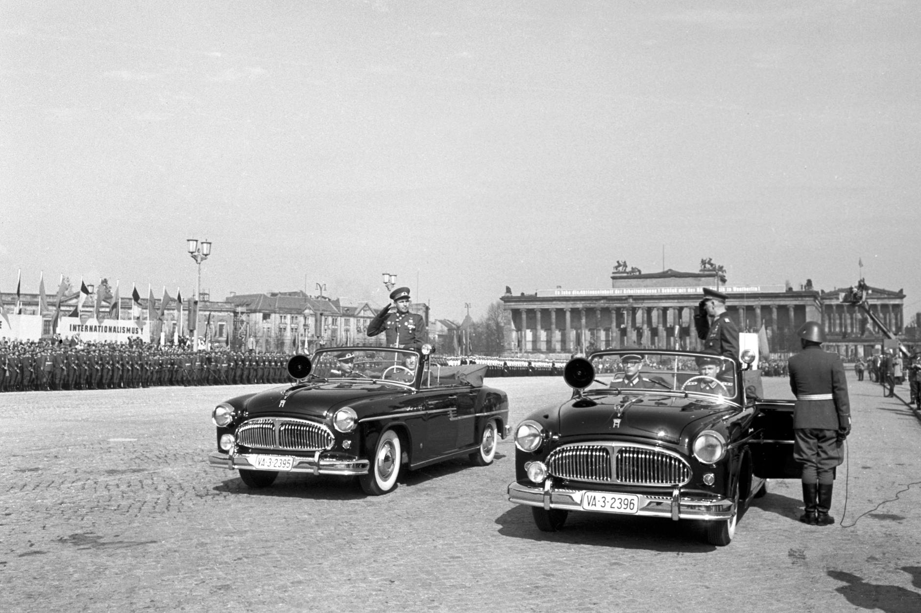 Eine riesige leere Fläche: NVA-Parade am 1. Mai 1958 auf dem Marx-Engels-Platz in Berlin