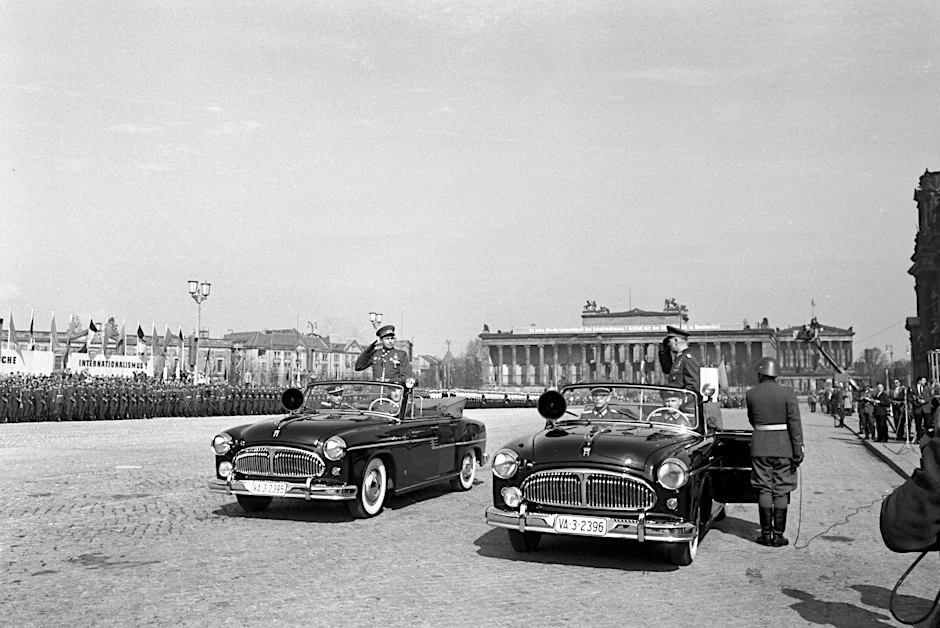 Eine riesige leere Fläche: NVA-Parade am 1. Mai 1958 auf dem Marx-Engels-Platz in Berlin