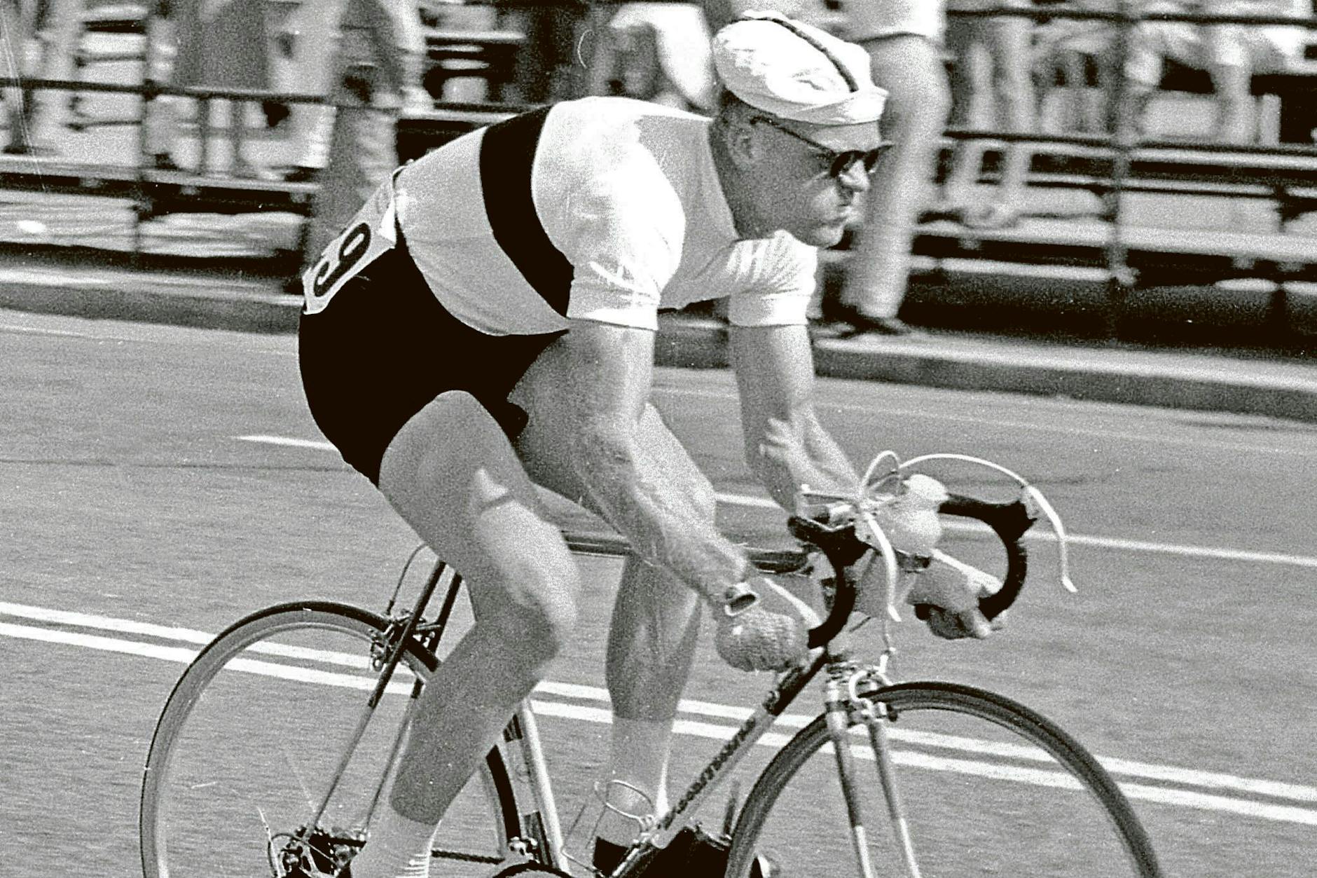 Mütze, Sonnenbrille und aufgeblasene Wangen – so fuhr Täve Schur zu seinen Erfolgen und in die Herzen der Menschen.