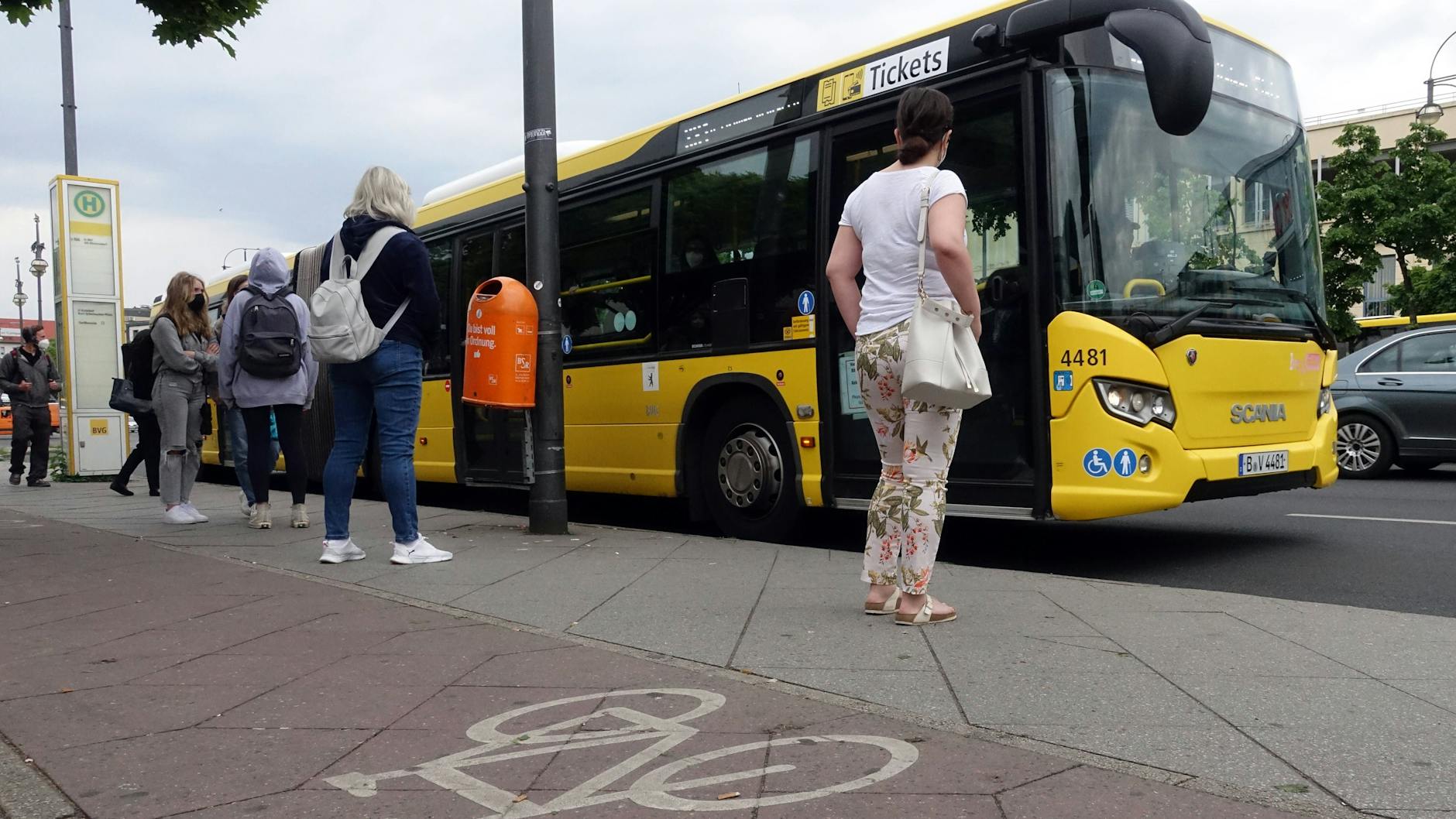 Einsteigen bitte! Ein BVG-Bus steht an einer Haltestelle zur Abfahrt bereit. Der Scania-Gelenkbus bietet Fahrgästen einen hohen Standard. Ein Subunternehmen konnte da zum Teil nicht mithalten.