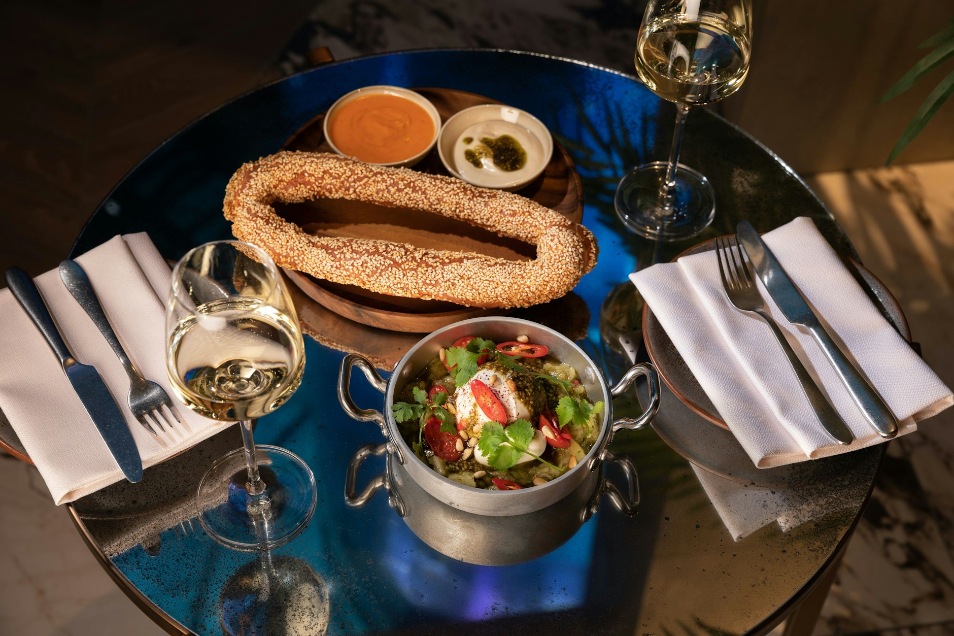 Schmeckt: Za’atar-Burrata, auf Holzkohle gegarte Aubergine und konfierte Tomaten.