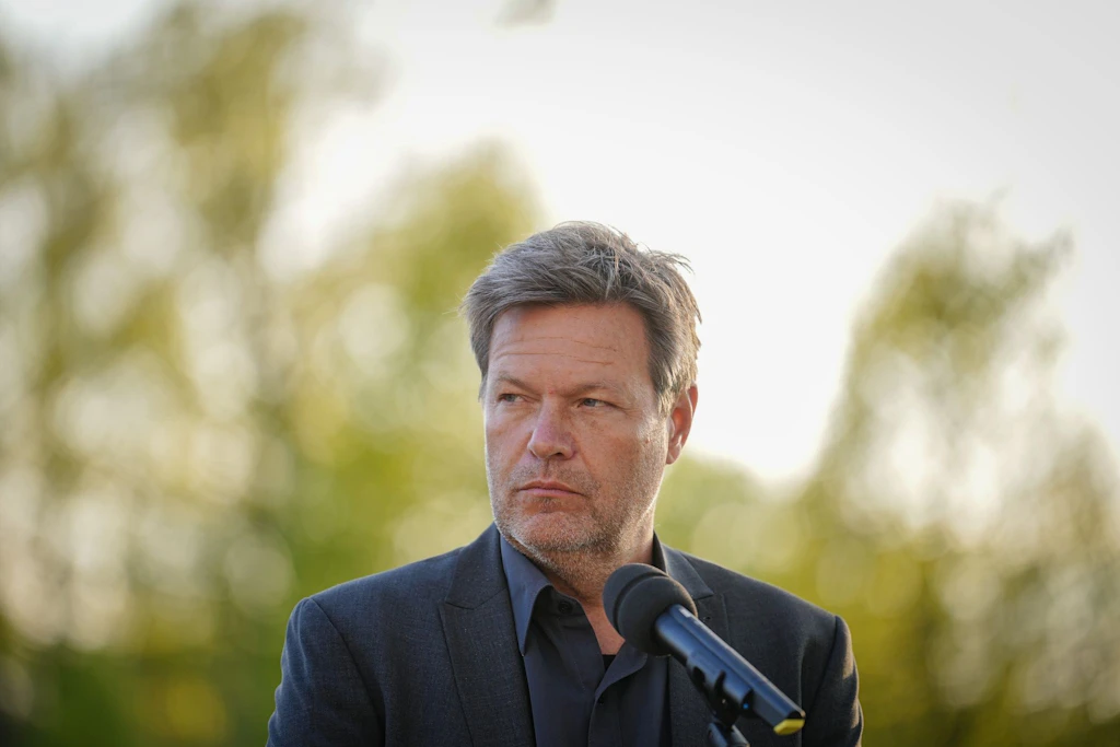 Robert Habeck attackiert Alice Schwarzer und offenen Brief: „Vulgärpazifismus“