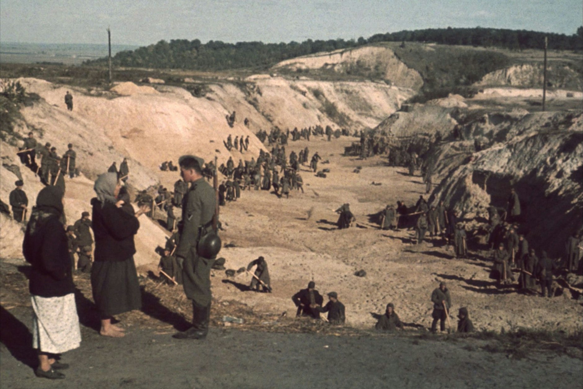 Massengrab nach dem Massaker in Babyn Jar in Kiew, bei dem 1941 rund 40.000 ukrainische Juden ermordet wurden.