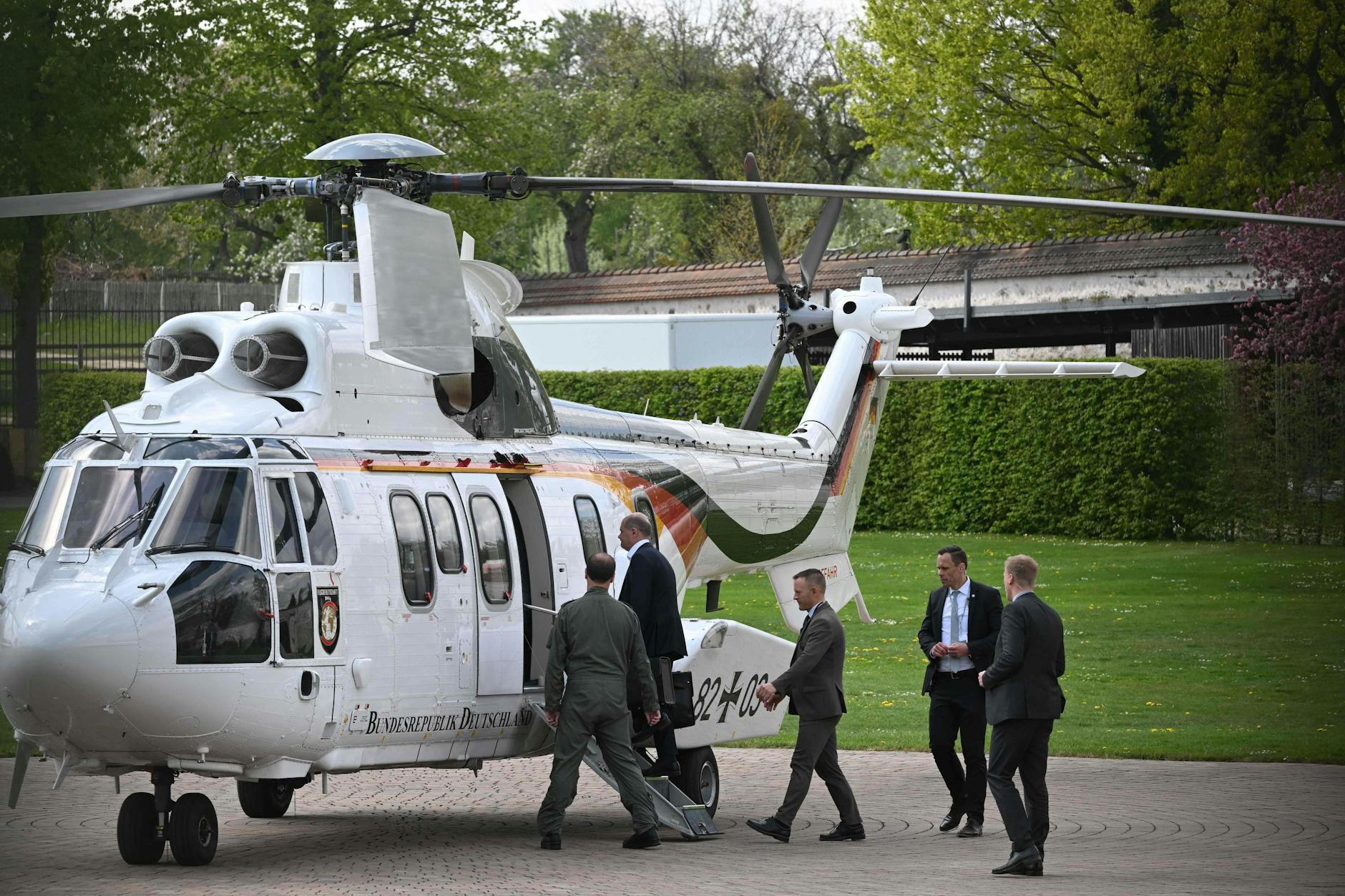 Bundeskanzler Olaf Scholz verließ das knapp 65 Kilometer von Berlin entfernte Meseberg per Hubschrauber.
